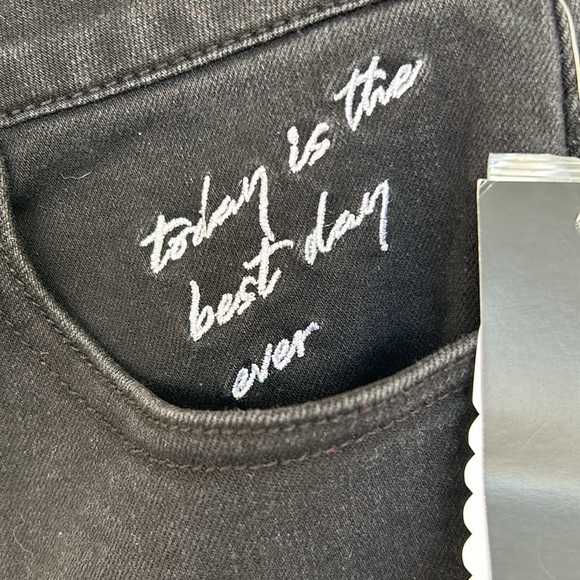 Peace Love World Jeans - Picture 4 of 7